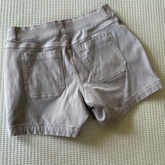 Spanx 5” Stretch Twill Short in Light Orchid - Picture 3 of 6